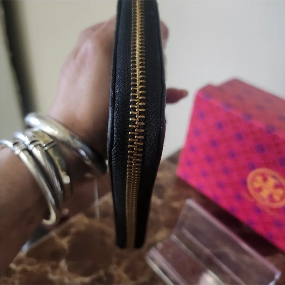 Tory Burch Black Wallet with Gold Logo comes with Dust bags only🌹